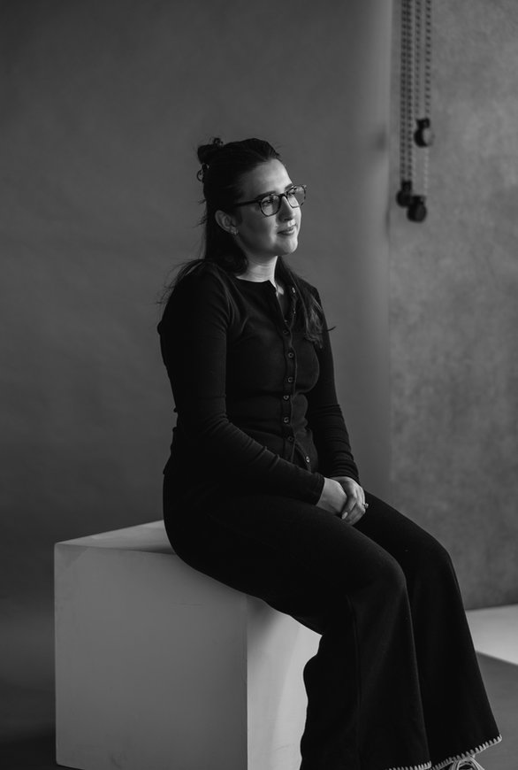 Black-and-white portrait of Soph, the wedding content creator behind Get Garcia’d