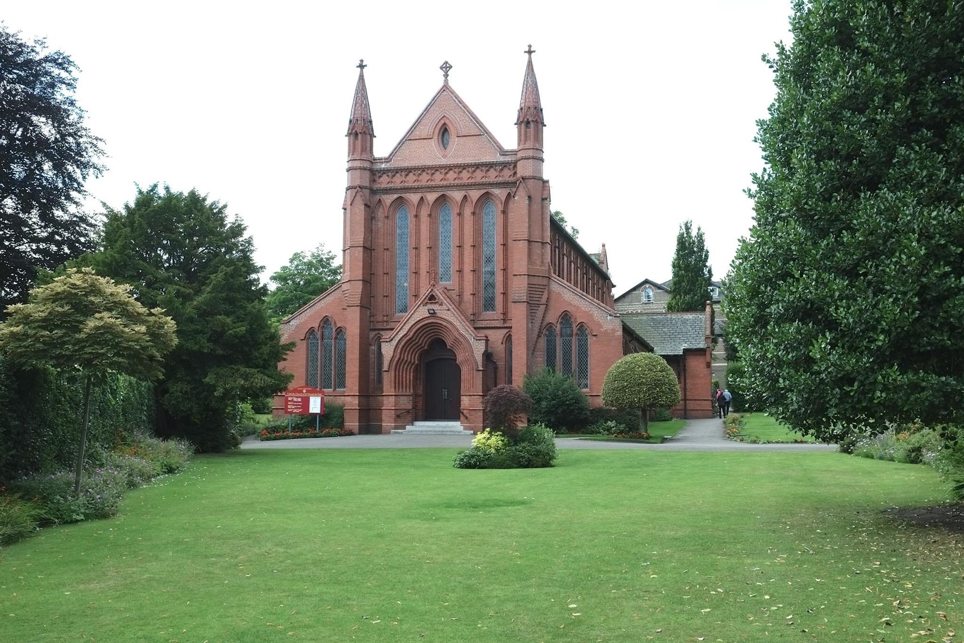 St Vincent de Paul, Altrincham exterior and setting